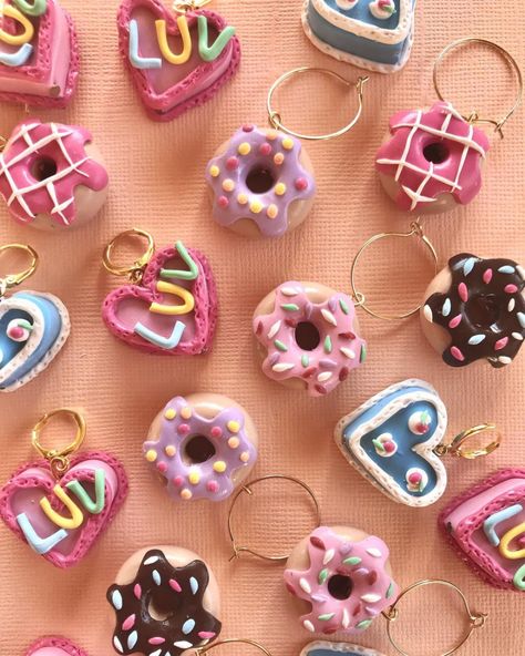 Sun Sprinkles (@sun_sprinkles) • Instagram photos and videos Donut Clay Earrings, Polymer Clay Candy Earrings, Lunchbox Cake, Donut Jewelry, Mini Bakery, Cake Earrings, Donut Earrings, Earrings Kawaii, Bakery Cake