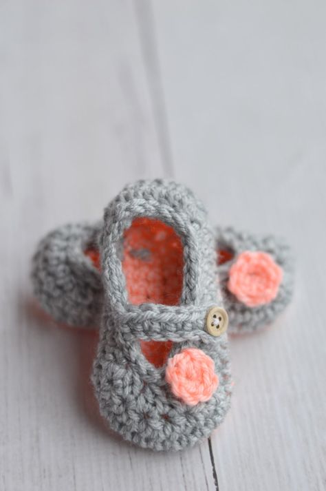 Free Crochet Pattern - Two-Toned Little Dot Mary Janes | Make these classic booties with an extra pop of color. Pattern by Whistle and Ivy Crochet Mary Janes, Crochet Baby Blanket Beginner, Crochet Shoes Pattern, Baby Shoes Pattern, Crochet Sandals, Crochet Baby Girl, Booties Crochet, Crochet Booties