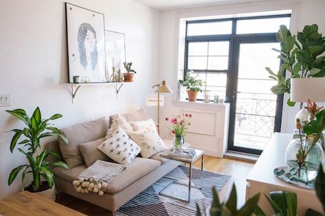 About a Space: Viktoria Dahlberg - Urban Outfitters - Blog Modern Living Room Black, Gravity Home, Small Apartment Living, Living Room On A Budget, Living Room Decor Modern, A Living Room, Apartment Living Room, Apartment Interior, Ideas Living