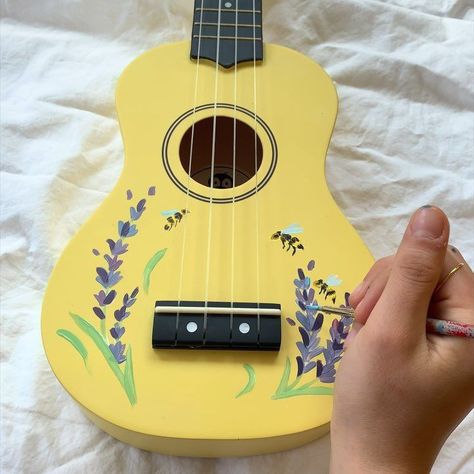 Pretty Ukulele, Ukulele Painting Ideas, Ukelele Painted, Guitar Art Diy, Instrument Painting, Custom Ukulele, Kalimba Music, Painted Ukulele, Ukulele Design