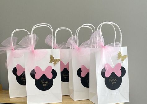 Minnie Mouse Birthday Party Ideas Cricut, Minnie Mouse Birthday Party Set Up, Minute Mouse Birthday, Oh Twodles Goodie Bags, Party Favors Minnie Mouse, Minnie Mouse Birthday Party Favor Ideas, Minnie Mouse Party Packs, Minnie Mouse Favor Bags, Minnie Mouse Loot Bag Ideas