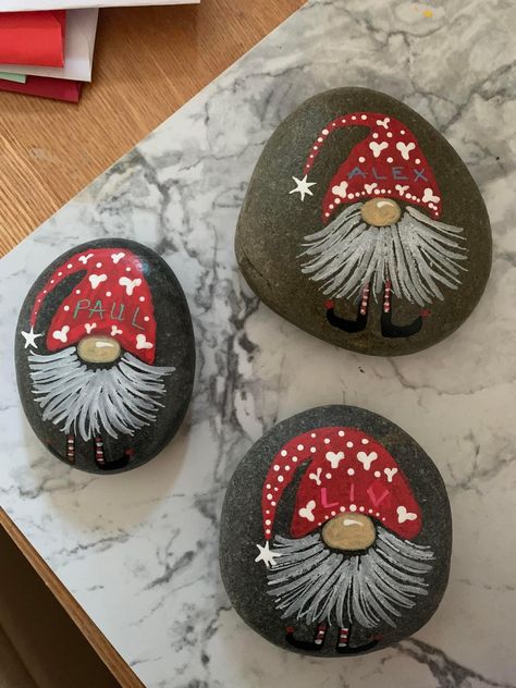 Rock Painting Christmas Tree, Christmas Painted Rocks Ideas Easy, Painted Stones Ideas, Holidays Crafts, Christmas Pebble Art, Christmas Arts, Christmas Rocks, Garden Rocks, Diy Rock Art