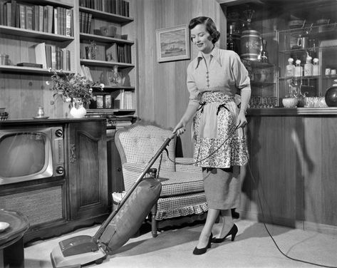 1950s Housewife, Vintage Housewife, Happy Housewife, Retro Housewife, Domestic Goddess, American Literature, Vintage Life, Good Wife, American Dream