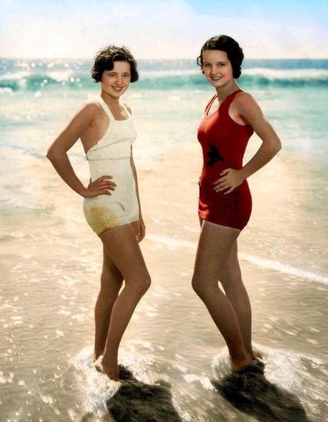 Arline Judge & Rochelle Hudson (1932) Rochelle Hudson, Vintage Hollywood Stars, Vintage Fashion 1930s, Yvonne De Carlo, Classic Film Stars, Old Hollywood Movies, Old Hollywood Stars, Glamour Shots, Vintage Swimwear