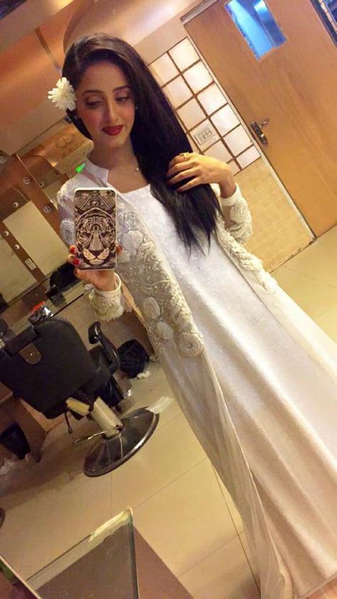 sanam chaudhry Sanam Chaudhry, East Asian Fashion, White Frock, Pakistani Formal Dresses, Muslim Women Fashion, Fashion Design Dress, Pakistani Actress, Desi Fashion, Pakistani Outfits