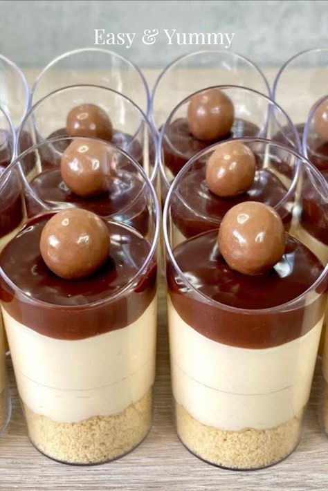 Mini millionaires cheesecakes No Bake Desserts In Cups, Small Party Desserts, Mini Desserts For Thanksgiving Easy, Shooter Desserts Easy, Mini Parfaits Desserts, Glass Deserts Ideas, Tiny Desserts In A Cup, Dessert Cups For Wedding, Trio Dessert Ideas