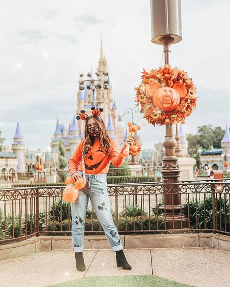 Halloween Disney Outfits, Disney Halloween Outfits, Disney Instagram Pictures, Halloween At Disneyland, Disneyworld Outfit, Disney Family Outfits, Disney Halloween Nails, What To Wear To Disney, Disney Outfits Women