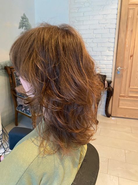 wolfcut | hairstyle | haircut | hairdresser | mullet | shaggy wolfcut | hairstyles for women Shaggy Wolfcut, Wolfcut Hairstyles, Feathery Layers, Haircut Parts, Brown Wavy Hair, Shaggy Hair, Shaggy Haircuts, Beauty Hairstyles, Girl With Brown Hair