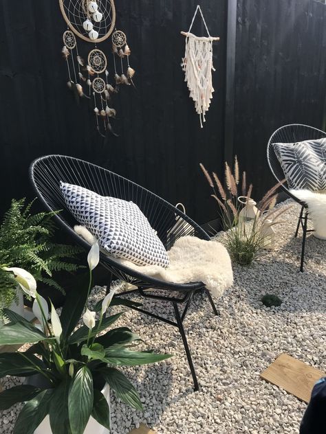 8 ways to style your small outdoor space with Acapulo Chairs — ASHLINA KAPOSTA Black Fence Garden Ideas, Black And White Boho Outdoor Patio, Black And White Garden Ideas, Black Fence Garden, Black Garden Ideas, Scandi Garden, Backyard Seating Area, Black Fence, Fence Garden