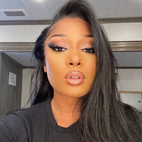 Megan Thee Stallion Makeup, Glossy Lips Makeup, Megan Thee Stallion, Female Rappers, Celebrity Makeup, Blonde Hair, Makeup Looks, Cut Out, Blonde