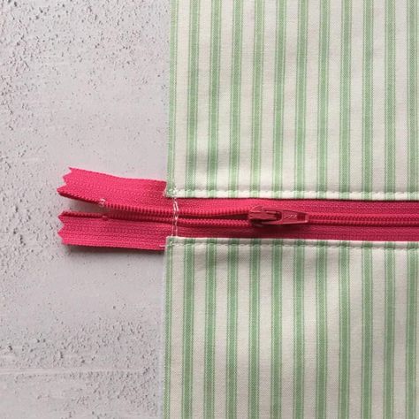 6 Tips - How to Sew Zippers Easily and Quickly | fabric & flowers Sewing Zippers, Sew A Zipper, Recessed Zipper, Diy Cushion Covers, Diy Pillow Covers, Gardening Inspiration, Sew Zipper, Pouch Sewing, Sewing Machine Feet