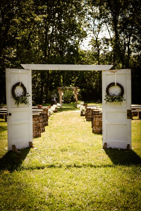 Wedding Doors Entrance Outdoor Ceremony, Outdoor Wedding Doors, Wedding Decorations Ideas, Boho Cowboy, Bridal Shower Decorations Rustic, Wedding Decor Rustic, Rustic Wedding Decorations, Wedding Doors, Backyard Weddings