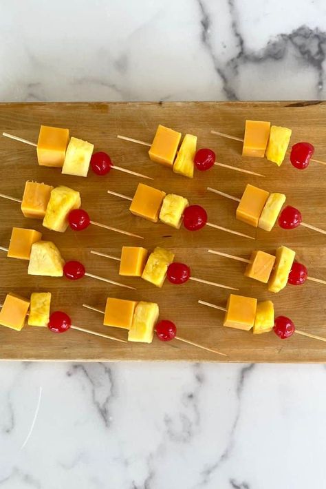 Cheese And Pineapple Hedgehog, Cherry Appetizers, Pineapple Appetizers, Pineapple Cake Decoration, Cream Cheese Balls Recipe, Cheese And Pineapple, Pineapple Snack, Blueberry Goat Cheese, Toothpick Appetizers