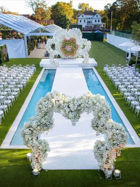 Pool Wedding Ceremony, Garden Origami, Poolside Wedding Ceremony, Wedding Ceremony Floral Arch, Pool Wedding Decorations, Event Venue Design, Lush Wedding, Floral Arch Wedding, Sustainable Flowers