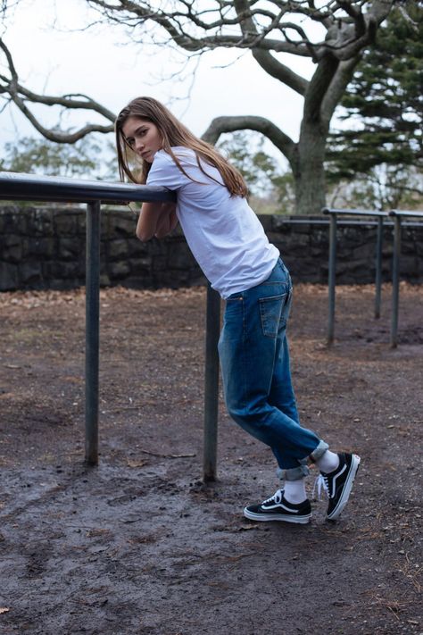 Vans old skools                                                                                                                                                      More Old Skool Outfit, Estilo Tomboy, Casual Denim Jeans, Vans Outfit, Renee Zellweger, Virtual Fashion, Aishwarya Rai, Kate Hudson, Jennifer Garner