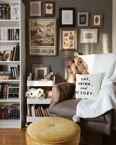 Book Corner Ideas Bedroom, Cosy Reading Corner, Home Library Rooms, Cozy Reading Corners, Deco Studio, Bedroom Corner, Home Library Design, Home Libraries, Book Nook