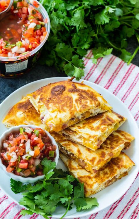 Sassy Sandwiches, Bacon Quesadilla, Mexican Quesadilla, Healthier Dinners, Quesadilla Recipes Easy, Spicy Southern Kitchen, Black Pepper Chicken, Chicken And Bacon, Mexican Night