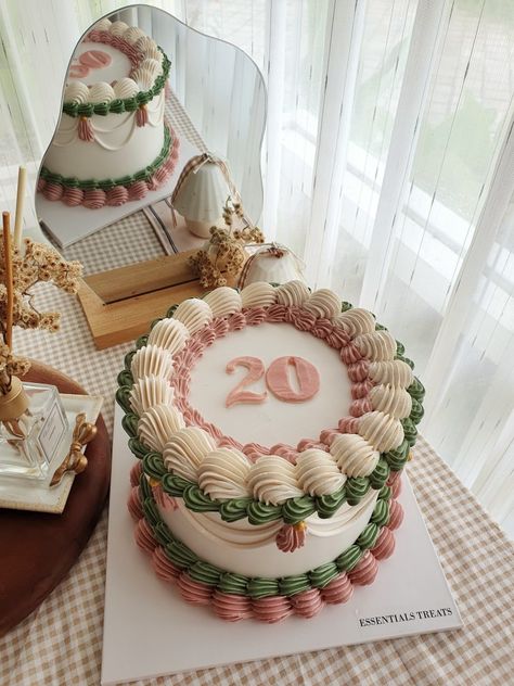 Antique Birthday Cake, Round Cake Piping Ideas, Vintage Icing Cake, End Of Summer Cake, Vintage Layer Cake, Vintage Style Cake Birthday, Circle Birthday Cake Aesthetic, Vintage 30th Birthday Cake, Vintage Cake Circle