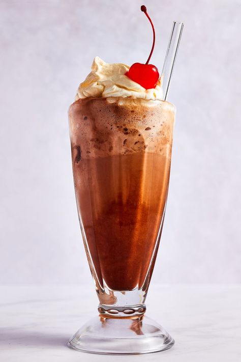 Ice Cream Soda Recipe, Old Fashioned Milkshake, Chocolate Soda, Sweet Deserts, Ice Cream Soda, Old Fashioned Ice Cream, Soda Flavors, Soda Shop, Dessert Smoothie