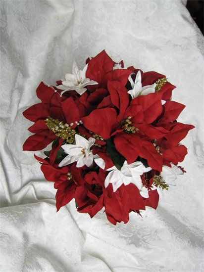 Poinsetta as the flower...its a must when you dream of a Christmas Wedding Alternative Bridesmaid, Christmas Wedding Bouquets, Christmas Wedding Flowers, Christmas Bridesmaids, White Winter Wedding, Rustic Winter Wedding, Christmas Bouquet, Winter Wedding Bouquet, Bridal Bouquet Flowers