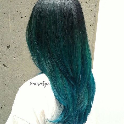 Turquoise dyed hair tips Hair Dye Tips, Colored Hair Tips, Hair Color Crazy, Teal Hair, Super Hair, Rainbow Hair, Ombre Hair, Trendy Hairstyles, Pink Hair