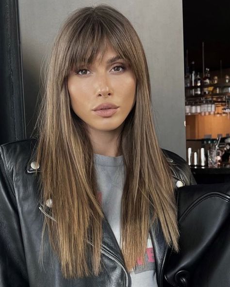 24 Trending Hairstyles For Oval Face Shape Sleek Long Hair, Hairstyles For Oval Face Shape, Ideas For Straight Hair, Hairstyles For Oval Face, Oval Face Bangs, Straight Hair With Bangs, Oval Face Shape, Bangs For Women, Face Shape Hairstyles