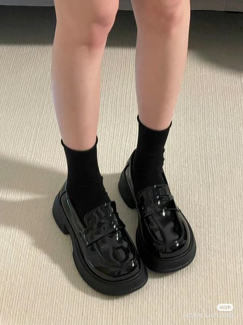 Korean Loafers, Loafers Shoes Outfit, Zapatos Aesthetic, Sepatu Loafers, Black School Shoes, Black Korean, Shoes For School, Fashion Shoes Heels, Shoes Outfit Fashion