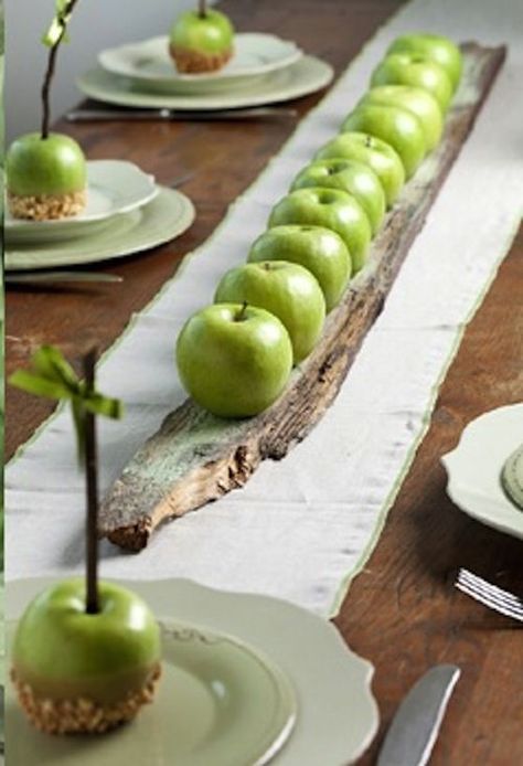 rosh hashanah centerpiece | Rosh Hashanah: 5 Gorgeous and Easy Centerpieces Apple Centerpieces, Rosh Hashanah Table, Decorações Com Comidas, Tafel Decor, Green Apples, Simple Centerpieces, Pretty Tables, Rosh Hashanah, Deco Floral