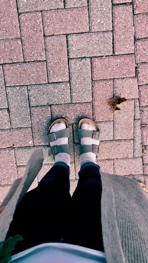 Birkenstock, birks, outfit birkenstocks Berkinstocks Outfit, Birks Outfit, Birkenstock Sandals Outfit, Birkenstock With Socks, College Outfits Party, College Outfits Spring, Birkenstock Outfit, College Outfits Winter, Fall College Outfits