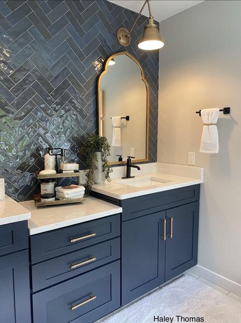 Transitional Guest Bathroom Ideas, Master Bathrooms 2024 Trends, Blue Home Interior, Bathrooms 2024, Guest Bathroom Remodel, Primary Bath, Primary Bathroom, تصميم للمنزل العصري, Bathroom Redesign