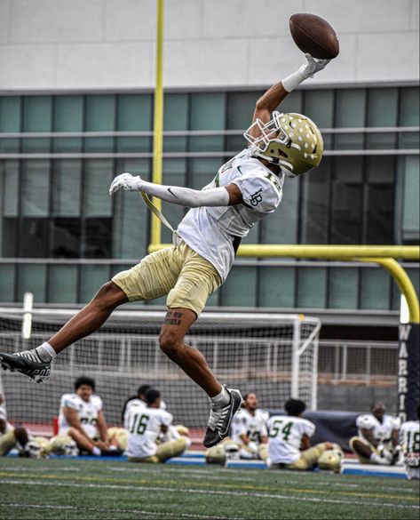 High School Football Drip, Football Aesthetics, Highschool Football, Drip Ideas, Football Swag, Football Drip, Oreo Pie, Football Poses, Football Pics