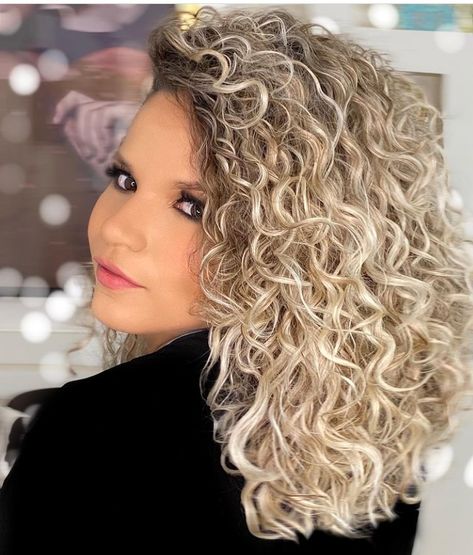 Curly Dimensional Blonde, Permanent Waves Hair, Air Perm, Highlights 2022, Blonde Hair At Home, Long Hair Perm, Beige Blonde Hair, Curly Hair Beauty, Highlights Curly Hair