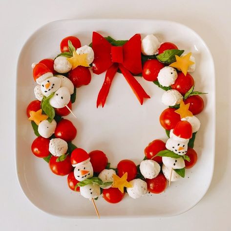 All Posts • Instagram Christmas Party Treats, Vine Tomatoes, Winter Snack, Mozzarella Pearls, Tomatoes Mozzarella, Thanksgiving Appetizer Recipes, Christmas Dinner Menu, Amazing Food Decoration, Christmas Food Gifts