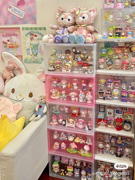 Plushy Collection Display, Figure Organization, Cute Collectibles, Figure Room, Toy Collection Room, Sanrio Collection, Collection Room, Aesthetic Room Ideas, Toy Display