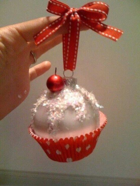 Cupcake ornament Cupcake Paper, Jul Diy, Cupcake Ornament, Diy Cupcake, Diy Christmas Tree Ornaments, Childrens Crafts, Noel Christmas, E Card, Diy Christmas Tree