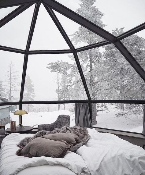 Master bedroom in glass dome with snow and winter scene outside Fotos Goals, House Goals, Dream Rooms, Comfy Cozy, Design Case, Rock Climbing, Event Space, Dream Room, 인테리어 디자인