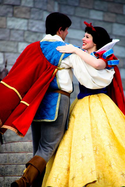 Disney Characters Couples, Snow White And Prince, Snow White Costume, Walter Elias Disney, Disney World Pictures, Disney Princesses And Princes, Disney Face Characters, Snow White And The Seven Dwarfs, Disney Cosplay