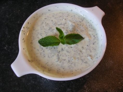 Mint Garlic Yogurt Sauce Carrabba's Chicken Bryan Recipe, Indian Yogurt Sauce, Yogurt Sauce Recipe, Garlic Yogurt Sauce, Mint Yogurt Sauce, Garlic Yogurt, Afghan Food Recipes, Mint Yogurt, Weaning Recipes