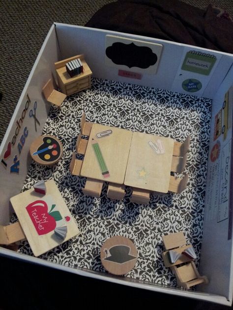 Shoebox Room, Shoe Box Art, Mini Classroom, Shoe Box Diorama, Miniature Classroom, Shoebox Project, Shoe Box Diy, Room In A Box, Shoe Box Crafts