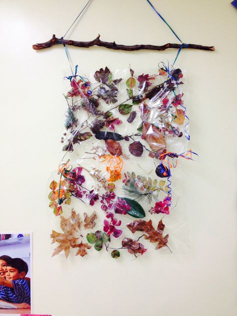 Fall classroom Decor. One of my coworkers took her children on a nature walk. They found all different types of leaves Treebark pinecones and branches. She used contact paper to keep everything in place and used a branch and ribbon to hang it! LOOKS AMAZING IF YOU ASK ME! Way to be creative Ms.Christine. Collage Nature, Interesting Objects, Fall Classroom, Nature Collage, Fall Art Projects, Nature School, Diwali Craft, Nature Walk, Reggio Emilia