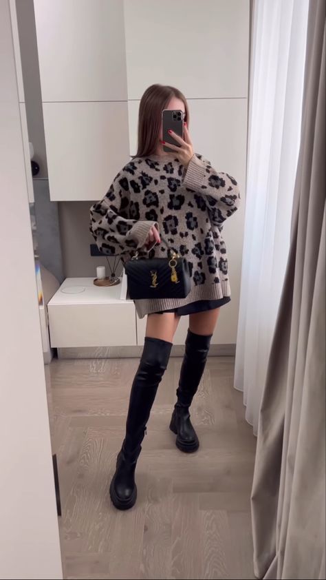 Rainy Day Outfit Ideas, Fashion Brenda, Rainy Day Outfits, Black Leather Jacket Outfit, Cozy Rainy Day, Coffee Date Outfits, Gloomy Weather, Preppy Fall Outfits, Leopard Print Outfits