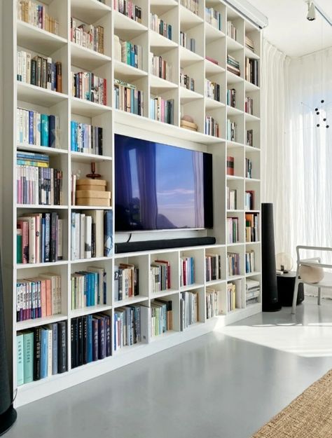 Bookshelves With Tv In The Middle, Built In Bookshelves With Tv, Tv A Muro, Cozy Home Library, Floor To Ceiling Bookshelves, Bookshelves With Tv, Built In Shelves Living Room, Bookshelves In Living Room, Home Library Design