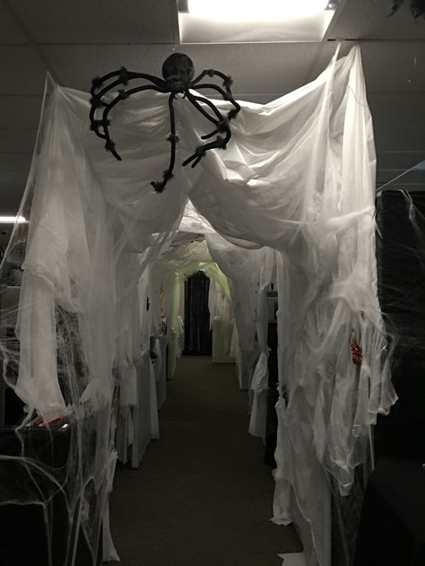 Diy Halloween Tunnel, Work Office Halloween Decorations, Halloween Tunnel Ideas, Halloween Cubicle Decor Contest, Halloween Tunnel, Entrada Halloween, Halloween Cubicle, Haunted Town, Diy Outdoor Halloween Decorations