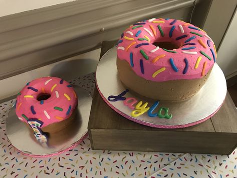 Donut cake and smash cake Donut Smash Cake, Themed Cake Smash, Doughnut Party, Donut Themed Birthday Party, Donut Cake, Smash Cake Girl, Birthday Donuts, Donut Birthday Parties