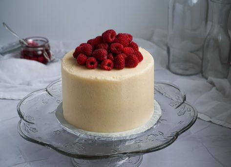 Cale Recipe, Vanilla Raspberry Cake, Vanilla Bean Frosting, Homemade Raspberry Jam, Chocolate Fan, Donut Recipe, Cake Layers, Raspberry Cake, Vanilla Greek Yogurt