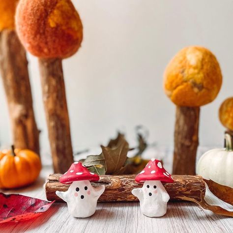 Naomi | Spanish & Nature Study on Instagram: "Hongo Ghosts 🍄 for a spooky Saturday ⁣ ⁣ I saw these mini clay ghosts from @amandaescoe and needed to make my own right away. They came together SO quickly using air dry clay. Then I wanted to put a little nature spin on it by adding some mushroom caps! ⁣ ⁣ My littles love this spooky addition to their Waldorf haunted tree house and I LOVED having this cute little project to work on. Feliz sábado familias 🍄⁣" Air Dry Clay Cottagecore, Halloween Air Dry Clay Ideas, Air Dry Clay Mushrooms, Clay Ghosts, Haunted Tree, Mushroom Caps, Mini Clay, Thanksgiving Projects, Halloween Figures