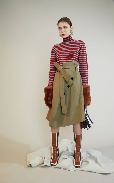 Denim Runway, Fall Skirt Outfits, Paperbag Skirt, 70s Mode, Marni Fashion, Bag Styling, Paper Bag Skirt, Skirt Trousers, Red Midi Skirt