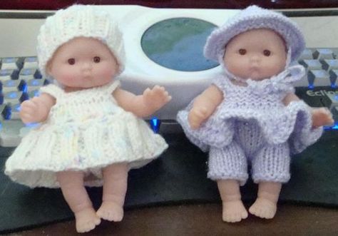 Tiny Knitted Dolls Free Patterns, Itty Bitty Baby Clothes, Berenguer Dolls, Mini Knitting, Small Baby Dolls, Bitty Baby Clothes, Barbie Knitting Patterns, Knitted Doll Patterns, Baby Doll Clothes Patterns