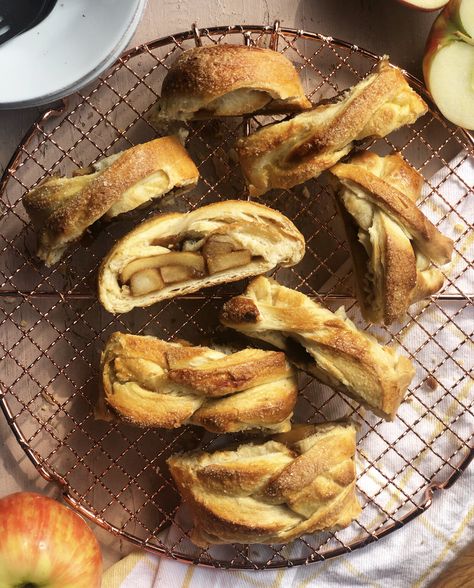 Butter Braid, Apple Braid, Bread Wreath, Apple Bread Recipe, Apple Breakfast, Braided Bread, Apple Bread, Apple Filling, Food System