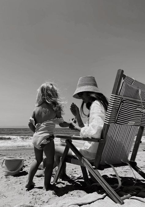 Beach Fashion Editorial, Preppy Kids Outfits, Candid Family Photography, Mother Baby Photography, Beach Shoot, Dream Baby, Family Beach, Summer Family, Future Life